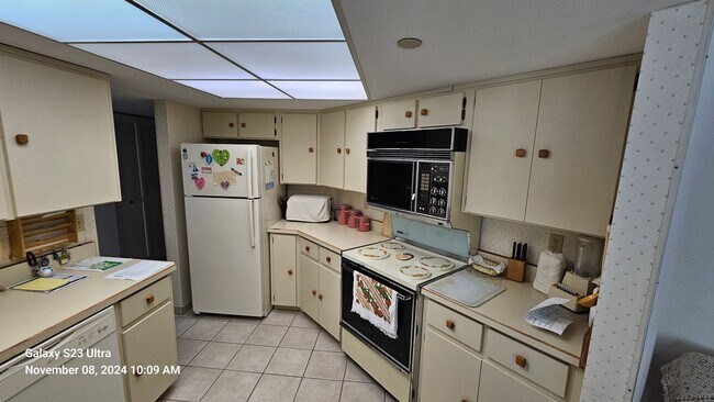 Building Photo - Furnished 3rd Floor Condo Overlooking The Golf Course