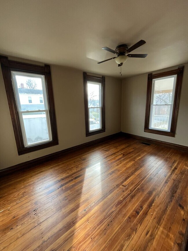 Building Photo - 2 Bedroom House For Rent