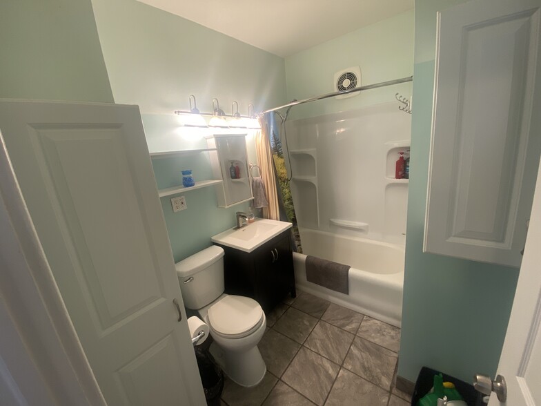 Bathroom - 2725 N Bremen St