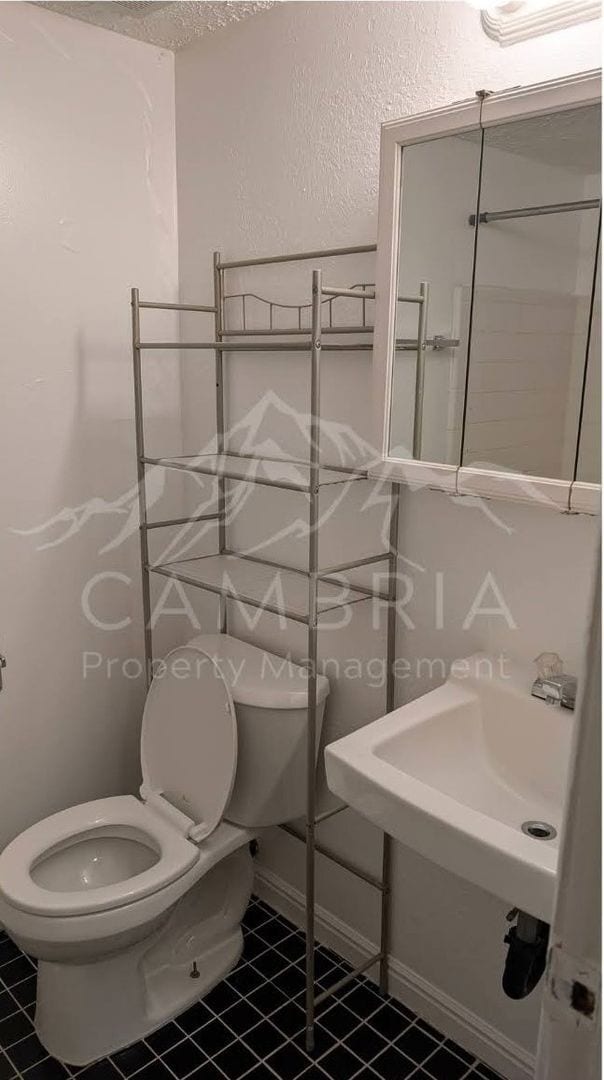 Building Photo - Cozy 2 BR 1 BA Condo Available In West Valley