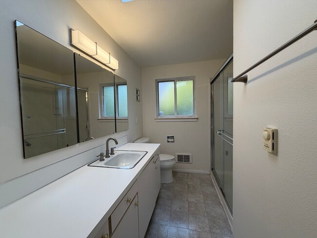 Building Photo - Olson