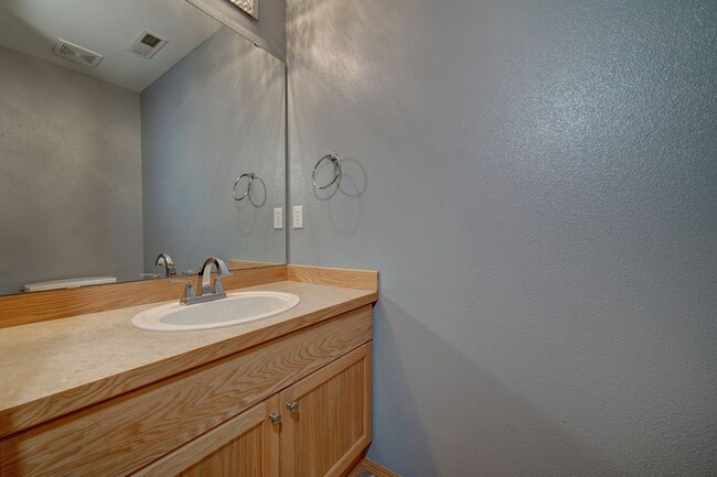 Building Photo - Spacious 3 bedroom townhome close to CK sc...
