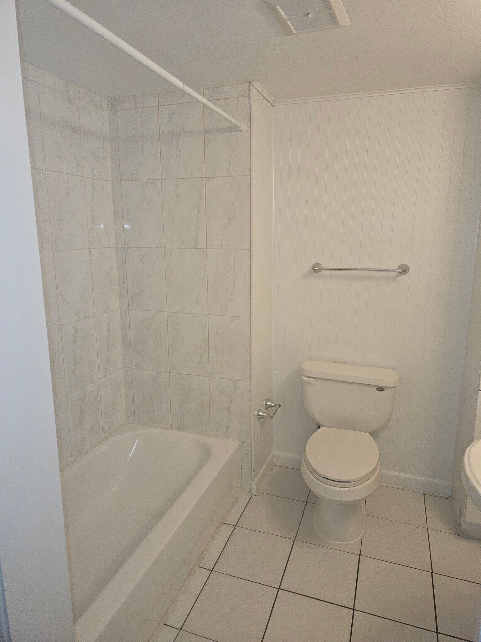 Building Photo - 8801 Schneider Ave