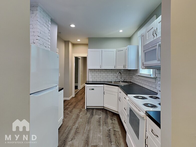 Building Photo - 153 N Oakley Ave