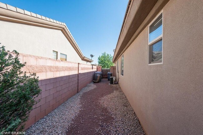 Building Photo - Great 3 bed 2 bath in Coral Canyon-Pet Fri...