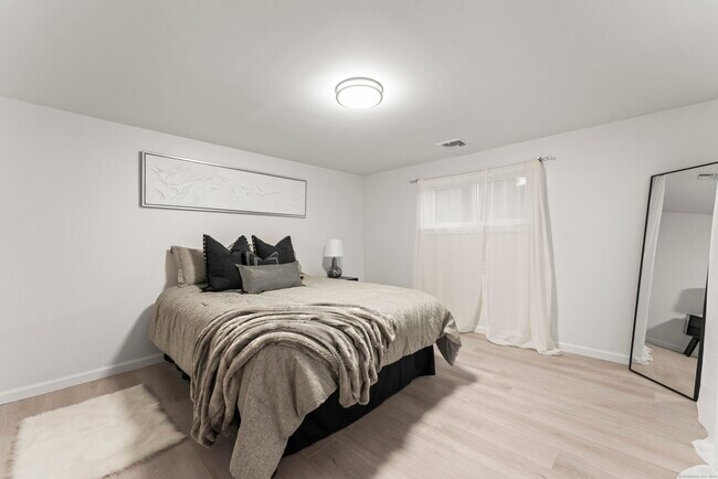 Building Photo - 45 Westledge Rd