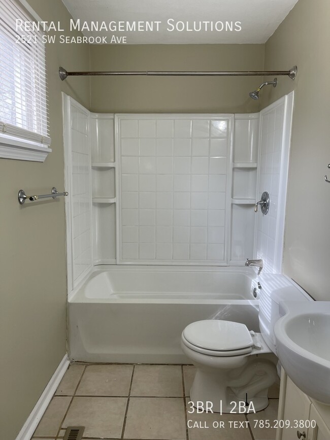 Building Photo - *Near Shunga Trail* 2521 SW Seabrook Ave- ...