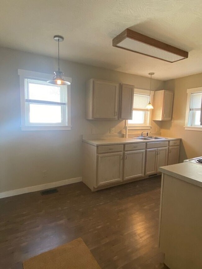 Building Photo - Adorable 2 Bedroom Early August