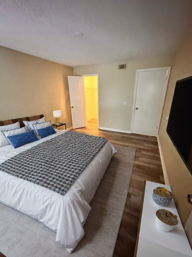 Building Photo - V2235