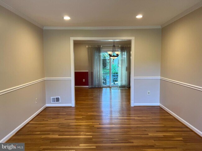 Building Photo - 9502 Tregaron Pl