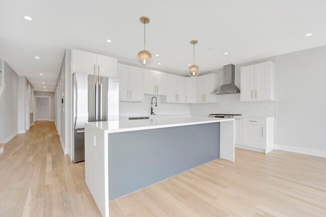 Building Photo - 2221 W Lawrence Ave