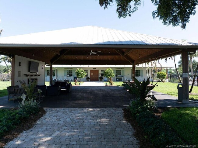 Building Photo - 2386 SW Creekside Dr