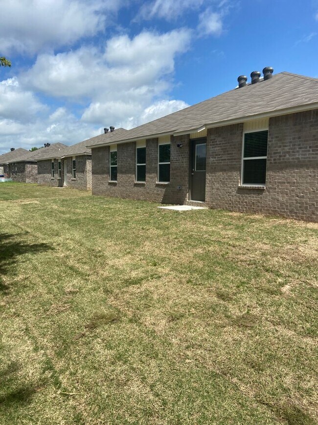 Building Photo - *PreLeasing* Four Bedroom | Two Bath Home in Conrad Court