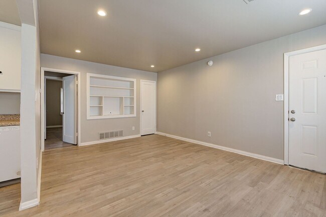Building Photo - Newly remodeled Duplex in Midwest City