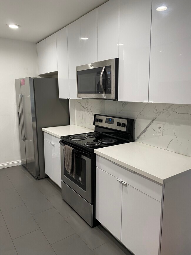 Building Photo - 1200 N Flores St