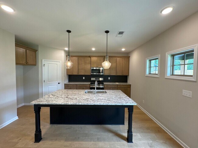 Building Photo - 5 Bedroom 3 Bathroom House