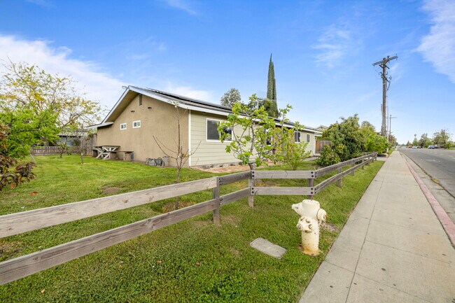 Building Photo - 1212 S Demaree St