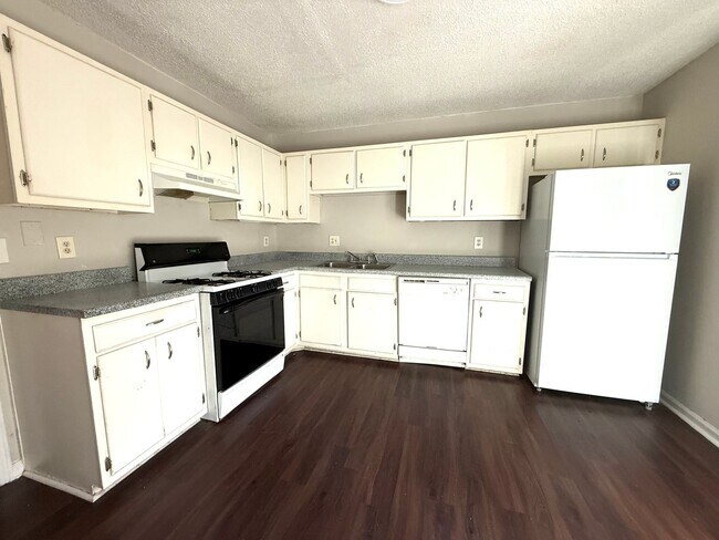 Building Photo - 4101 Hawthorne Cir