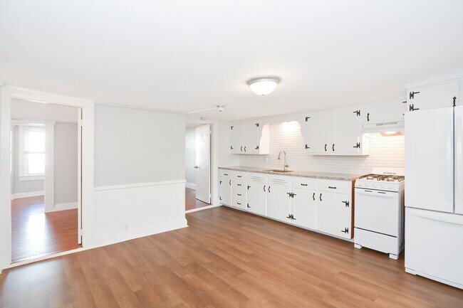 Building Photo - 39 Bourne St