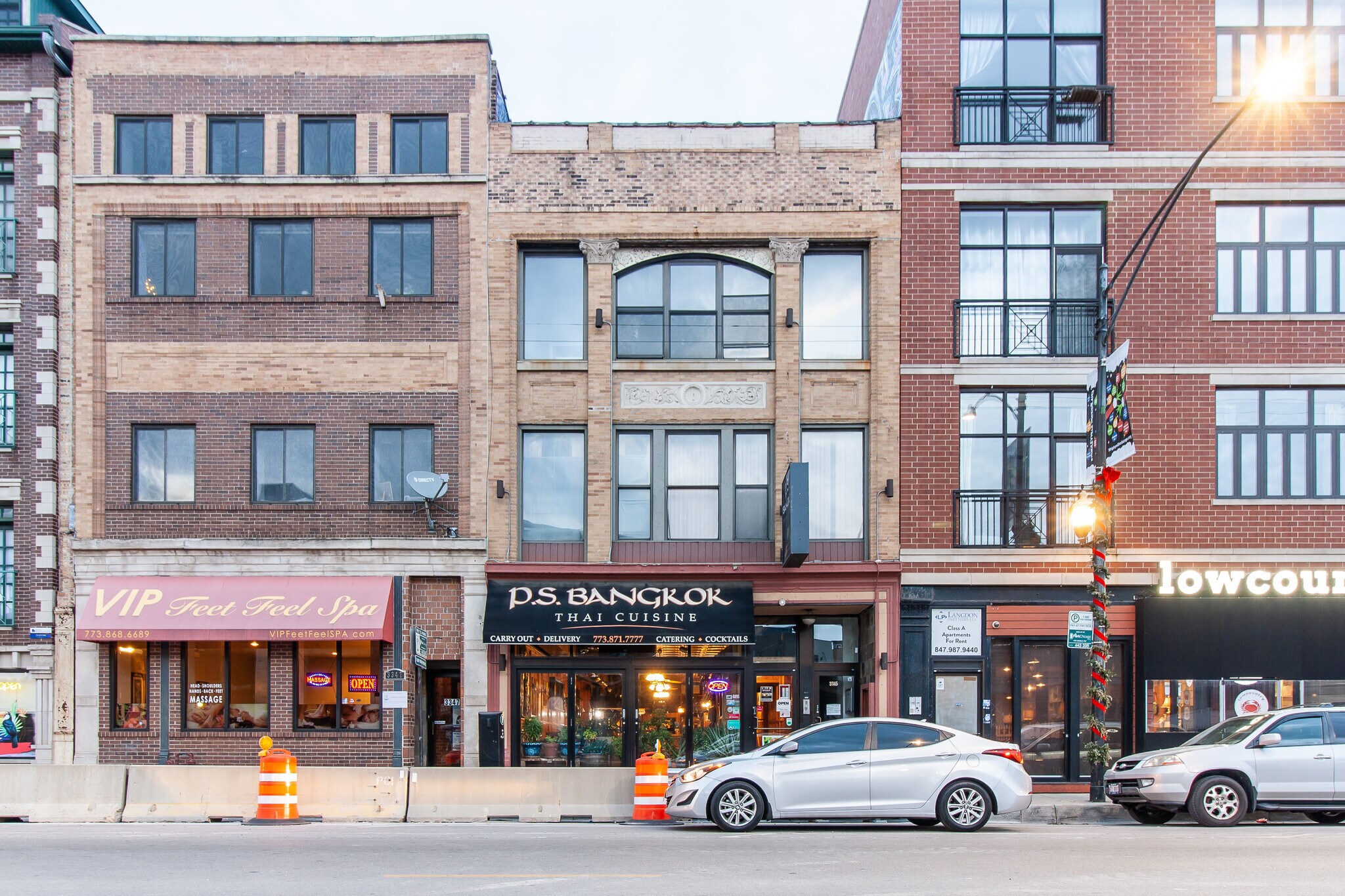 Building Photo - 3345 N Clark St
