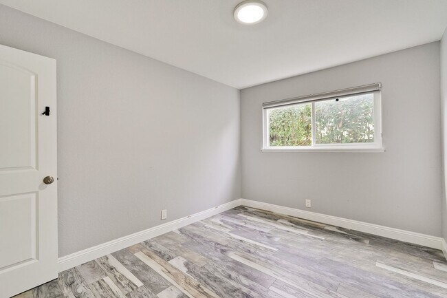 Building Photo - Stunning Single Family Home