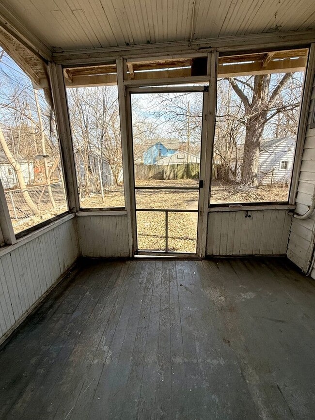 Building Photo - SW 3 Bedroom 1 Bath