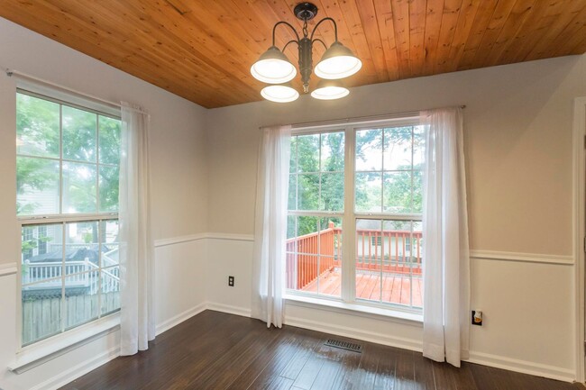 Building Photo - 105 Redbud Dr
