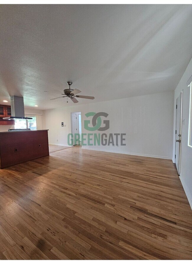 Building Photo - AVAILABLE NOW!! 3 Bedroom 2 Bath Home in Tracy!