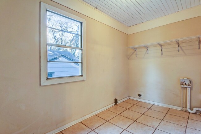 Building Photo - Beautiful Single Family house near downtow...