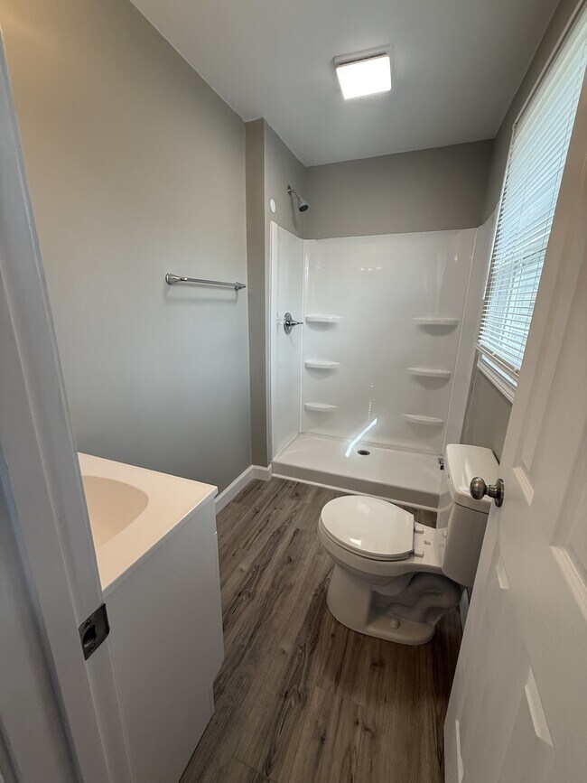 Building Photo - 732 E Culton St