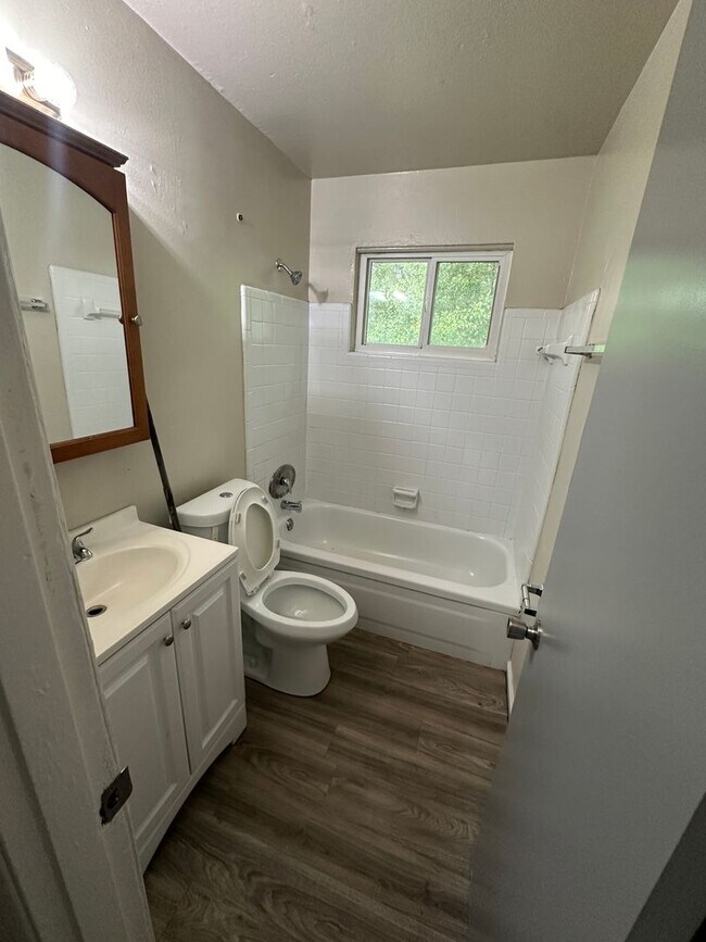 Building Photo - 3/1 on corner lot! Available now!