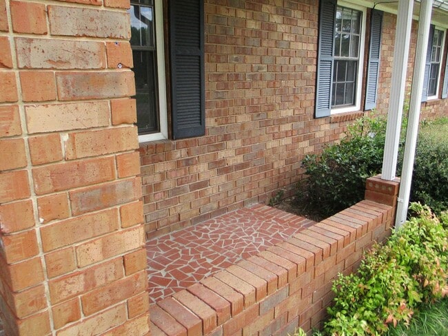 Building Photo - Updated 4 Br brick home in Martinez