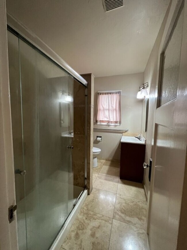 Building Photo - 2520 H St