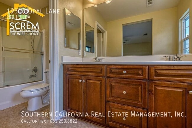 Building Photo - Two Bedroom Townhome in Santa Clarita