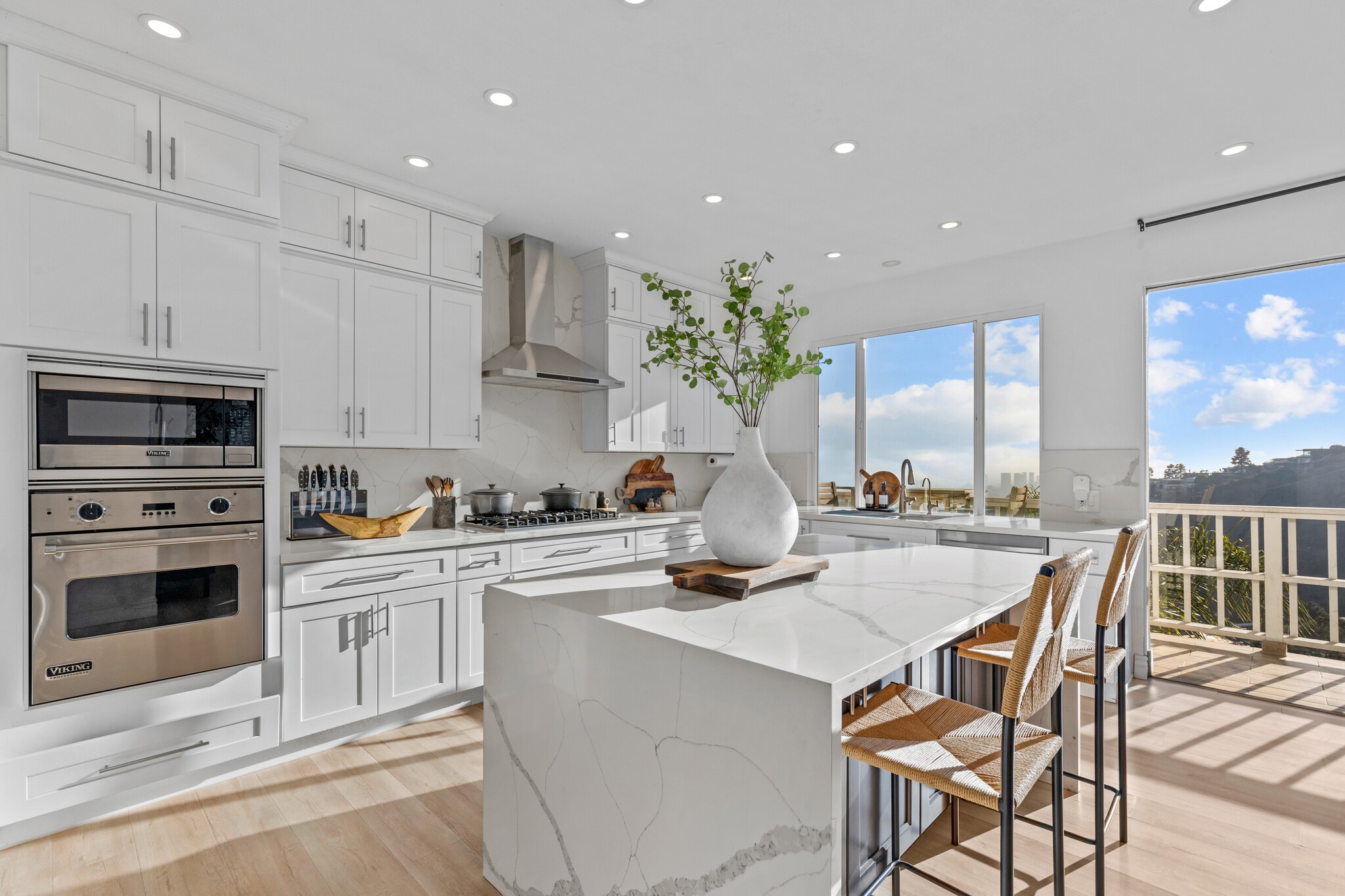 Building Photo - 2019 Sunset Plaza Dr