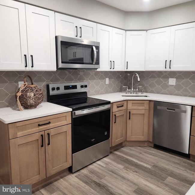 Building Photo - 16 Pickwick Pl