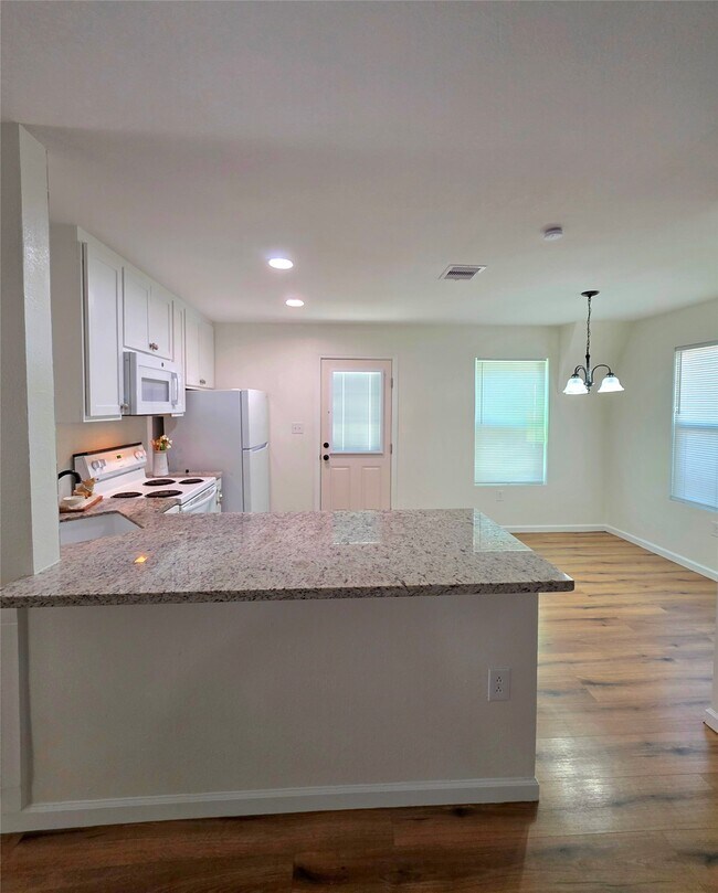 Building Photo - 5422 Pine Ave