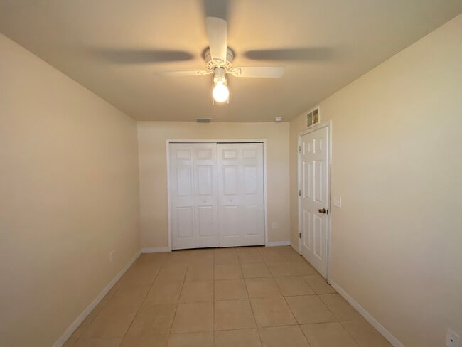 Building Photo - 910 SE 12th Terrace