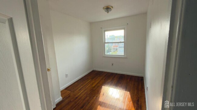 Building Photo - 690 West Side Ave