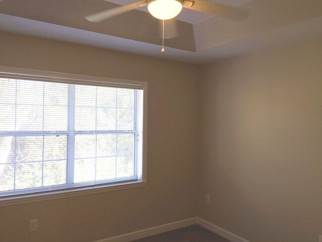 Building Photo - Walk to Beach! Unfurnished, 2 Bedroom, 2.5...