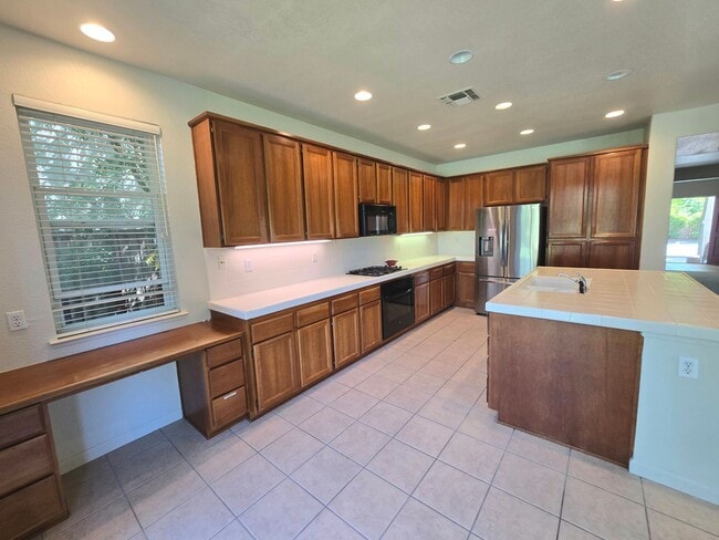 Building Photo - Wonderful 4 bedroom 3 full bath in the Wildhorse Golf Course Community.