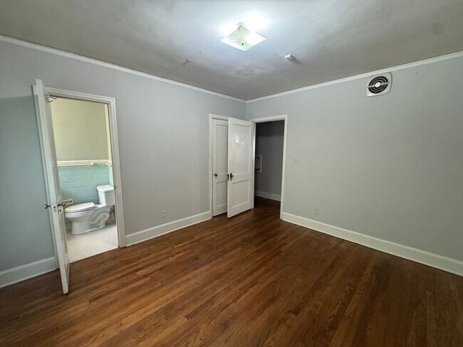 Building Photo - Lots of room!