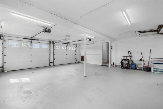 Building Photo - 384 Valley Rd