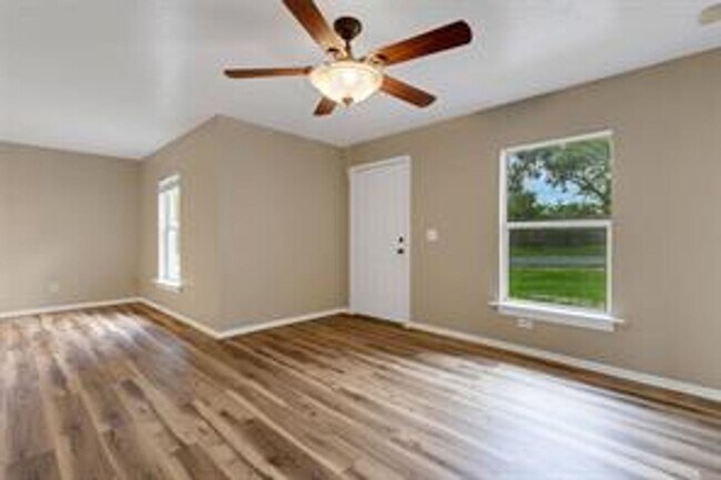 Building Photo - Beautiful 3/1 in the heart of Plant City