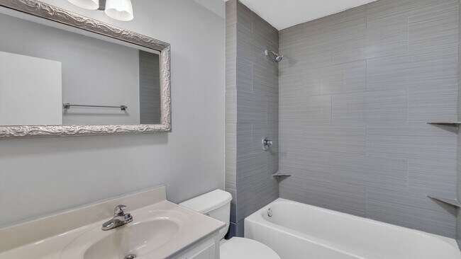 Building Photo - Beautifully Redone 3 Bedroom House! Available for Immediate Move in!