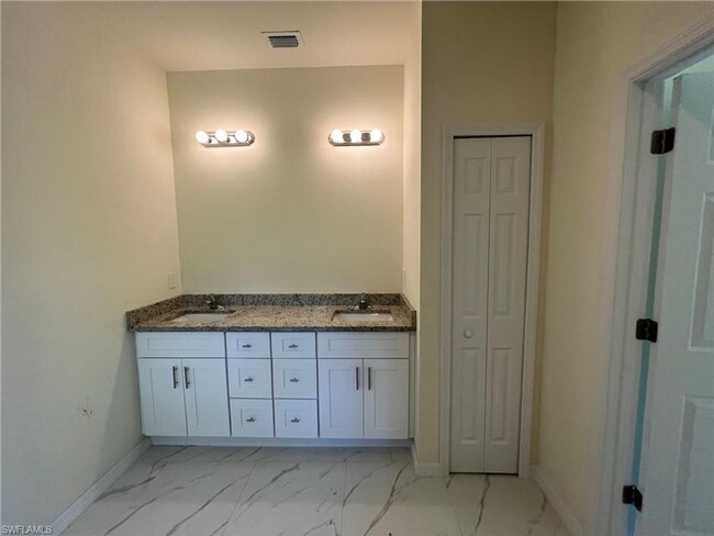 Building Photo - PRICE IMPROVEMENT!!!-LARGE 4 BED/2BATH/2CA...