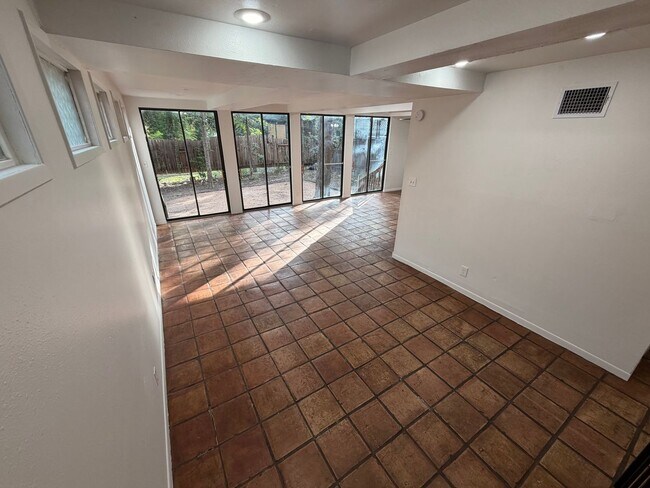 Building Photo - 802 Leonard St