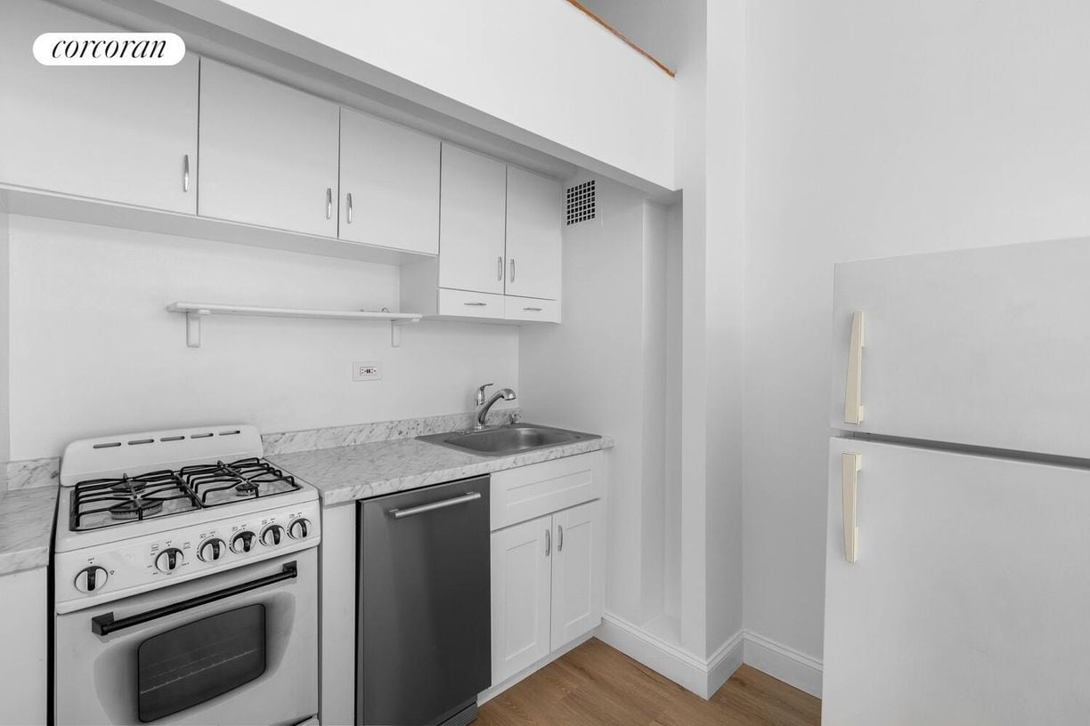 Building Photo - 352 E 62nd St