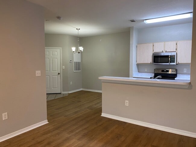 Building Photo - 5447 Vineland Rd