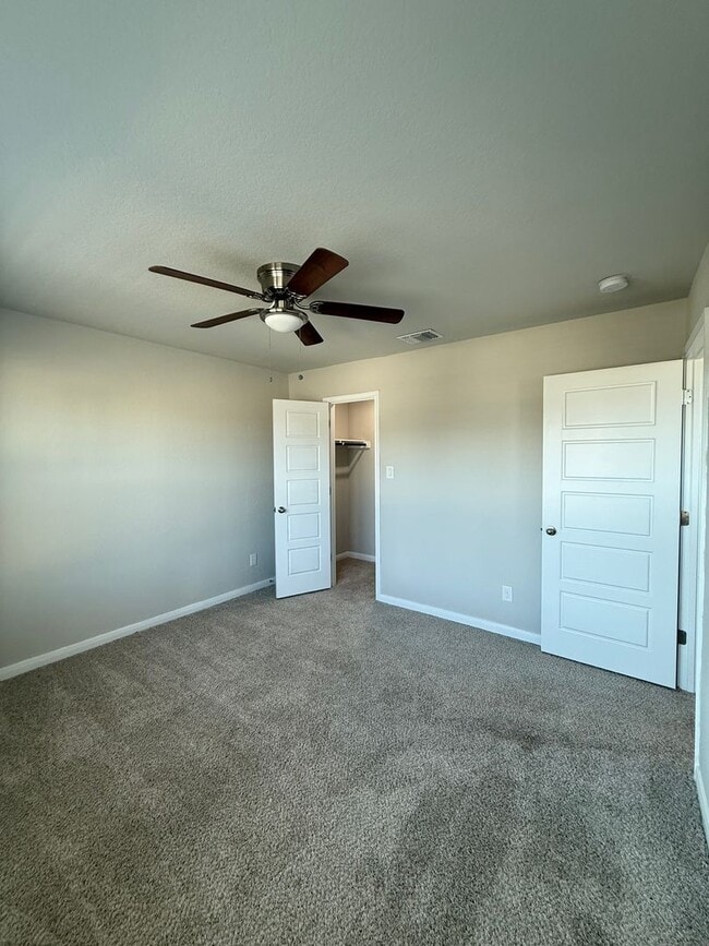 Building Photo - Charming 3-Bedroom Duplex in New Braunfels...